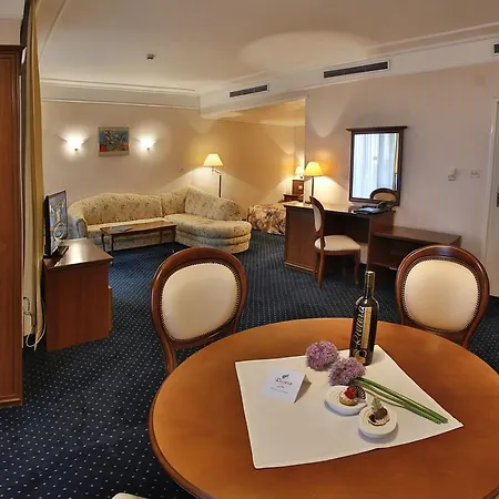Imperial And Spa, Riviera Club